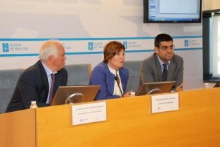 A conselleira de Sanidade, Rocío Mosquera, co secretario xeral técnico da Consellería de Sanidade, Antonio Fernández-Campa, e o director xeral de Innovación e Xestión da Saúde Pública, Manuel Varela Rey. 